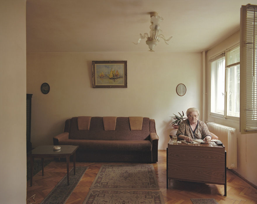 10-identical-apartments-10-different-lives-documented-by-romanian-artist-10__880