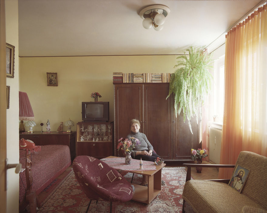 10-identical-apartments-10-different-lives-documented-by-romanian-artist-2__880