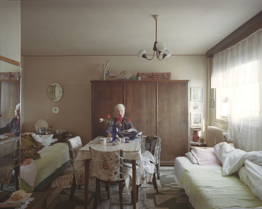 10-identical-apartments-10-different-lives-documented-by-romanian-artist-3__880