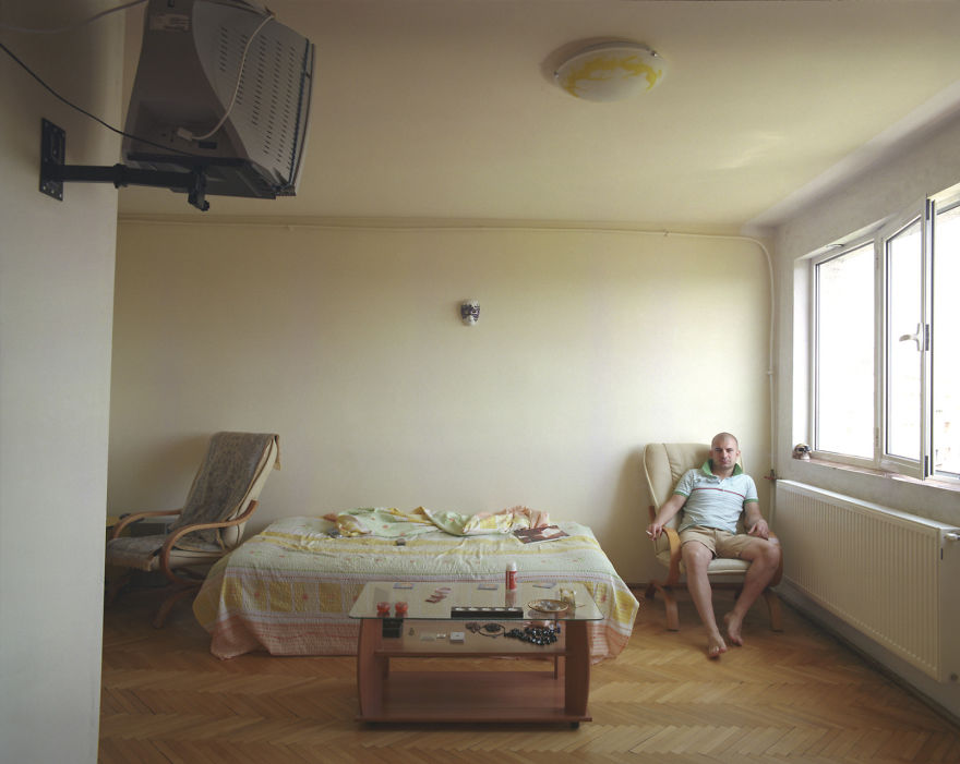 10-identical-apartments-10-different-lives-documented-by-romanian-artist-4__880