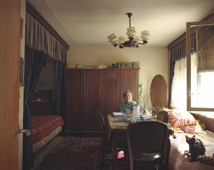 10-identical-apartments-10-different-lives-documented-by-romanian-artist-6__880